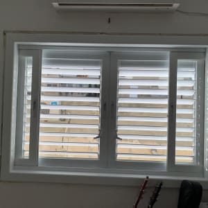 חלון אלומיניום עם תריסים אופקיים לבנים