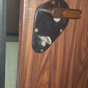 מנעול דלת עם ידית חומה ובריח מתכת