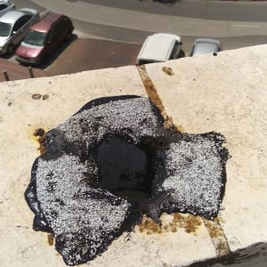 איטום צינורות ניקוז שדרך החיבורים חדרו לי מים לתוך הדירה