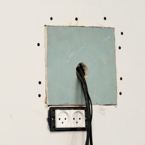 חיבור כבלים דרך לוח גבס עם שקע חשמל כפול
