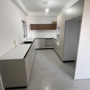 מטבח חדש עם ארונות מותקנים וללא משטחי עבודה