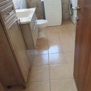 חדר אמבטיה עם אריחים חדשים, כיור ושירותים