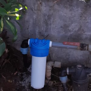 מסנן מים כחול ולבן מחובר לצינור