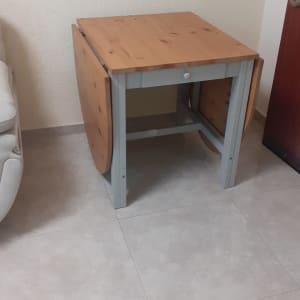 שולחן עץ מתקפל עם רגליים אפורות