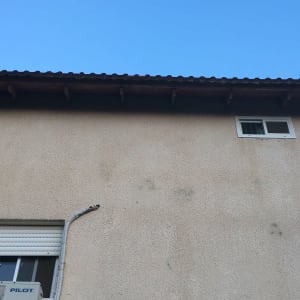 גג רעפים חום עם קורות עץ מתחתיו