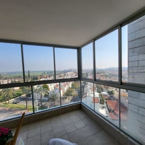 חלונות אלומיניום גדולים במרפסת סגורה