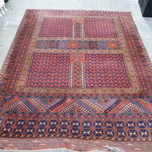 שטיח צבעוני מונח על רצפה אפורה