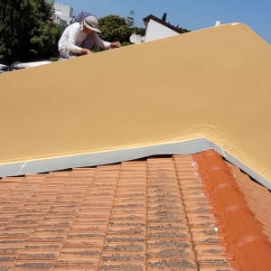 גג רעפים עם קיר צבוע בצבע בז