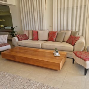 כריות אדומות ואפורות על ספה בהירה