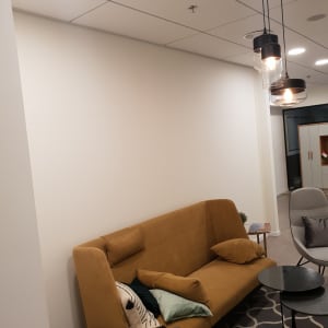 קיר לבן חלק עם תאורה עליונה