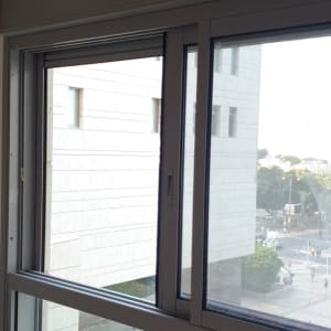 חלון עם תריסים סגורים חלקית