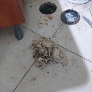 פתח ביוב פתוח עם לכלוך על הרצפה