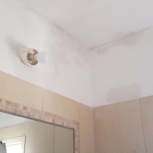 קיר צבוע חלקית עם סימני תיקון צבע