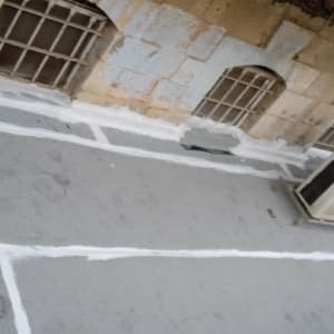 איטום גג עם חומר לבן ודלי צבע צהוב