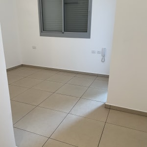 רצפה נקייה עם אריחים בהירים בחדר ריק