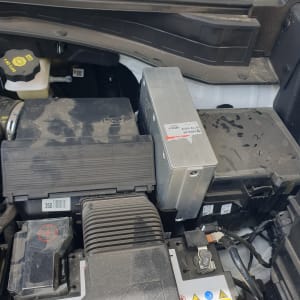 תא מנוע עם מצבר, מסנן אוויר ומיכל נוזל בלמים