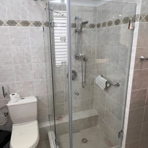 מקלחון זכוכית עם ראש מקלחת וכיור