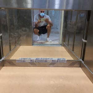 מראה גדולה עם השתקפות של אדם מצלם