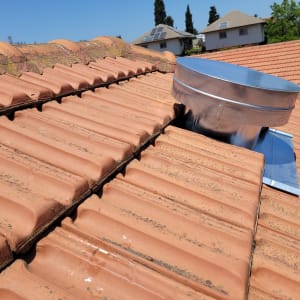 אריחי גג חומים עם צינור מתכת עגול