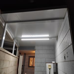 פרגולה מאלומיניום עם תאורת פלורסנט מותקנת