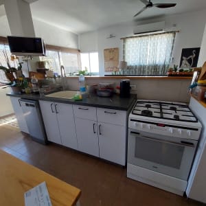 מטבח עם כיור, כיריים, מדיח כלים ומכשירי חשמל