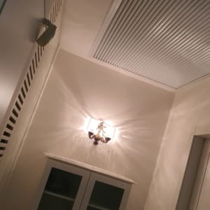 תקרת גבס עם פתחי אוורור ותאורה מעוצבת