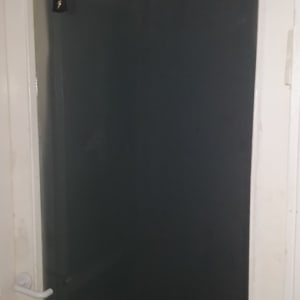 דלת זכוכית עם ידית לבנה ומנעול תלוי