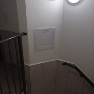 שלט חירום על קיר גבס במדרגות