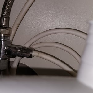 צינורות מים מתחת לכיור עם חיבורי מתכת