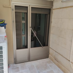 דלת אלומיניום עם חלונות זכוכית ומוט פתיחה