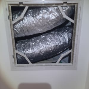 צינורות מיזוג אוויר ממתכת בתוך פתח תקרה