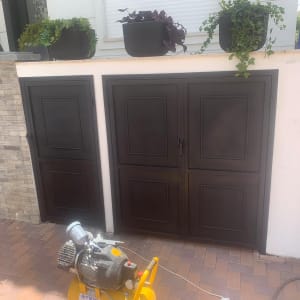 מדחס אוויר צהוב ליד דלתות צבועות