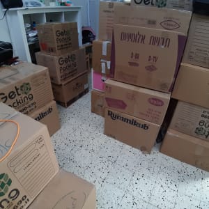 קופסאות קרטון מסודרות בחדר לאריזת חפצים