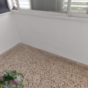 קיר צבוע בלבן עם חלון זכוכית