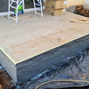 משטח מרוצף עם סרט הדבקה לאורך הקצוות לאיטום