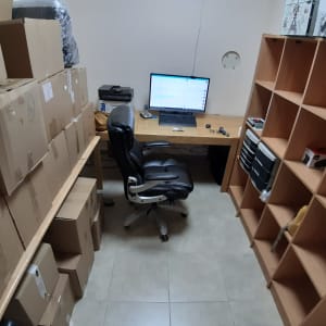 חדר עבודה עם קופסאות קרטון ומדפים לארגון