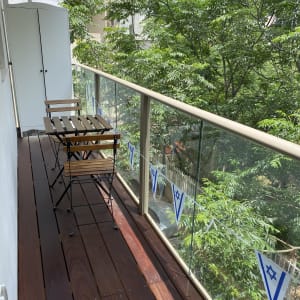 מרפסת עץ עם שולחן וכיסאות מתקפלים