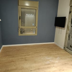 רצפת פרקט עץ בחדר עם קירות כחולים