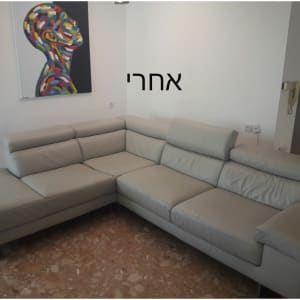 ספה אפורה נקייה בחדר מגורים