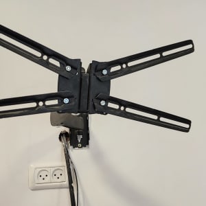 זרוע מתכתית לטלוויזיה מותקנת על קיר גבס