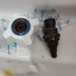 ידית ברז לבנה ושסתום מתכת על כיור