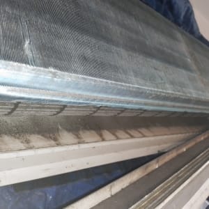 סליל מתכת של מזגן עם לכלוך ואבק