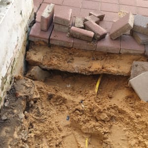 חפירה באדמה עם אבנים מונחות בצד