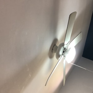 מאוורר תקרה לבן עם תאורה דולקת