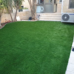 דשא סינתטי, מטאטא ודלי בגינה