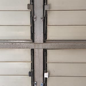 תריסים מתכתיים עם מנגנון נעילה מרכזי