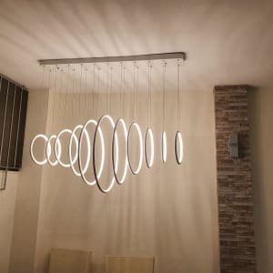 נברשת עגולה תלויה מהתקרה עם תאורה מודרנית