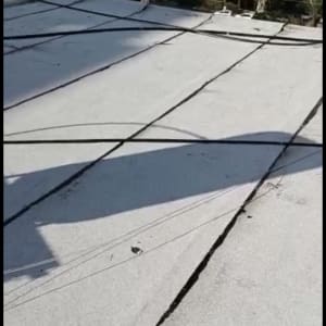 גג עם יריעות איטום שחורות על פני השטח