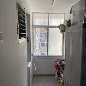 חלון אלומיניום עם תריסים בחדר כביסה