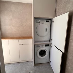 ארון עץ עם דלת פתוחה ומדף עץ